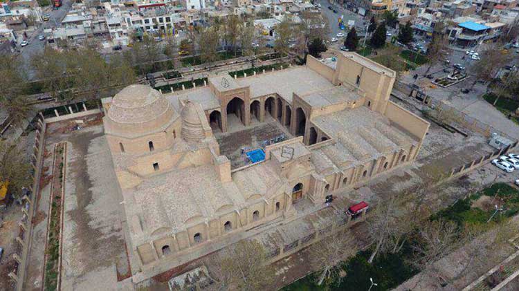 مساجد چهارایوانی و کاشی‌کاری