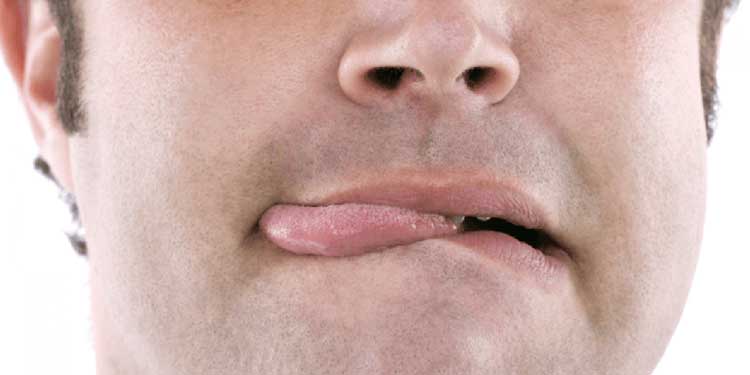 گاز گرفتن زبان یعنی حرف پشت سر